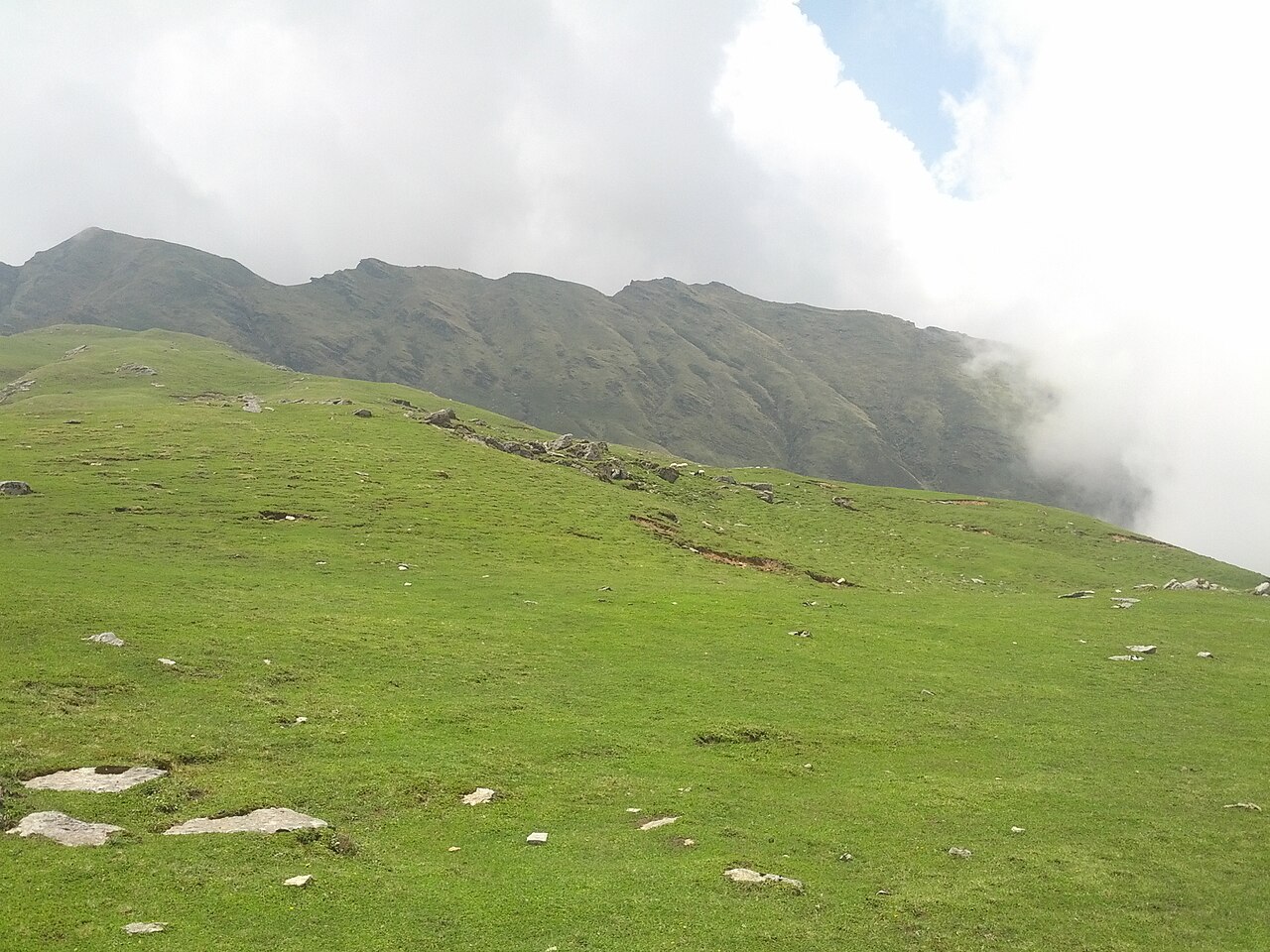 Khaliya Top meadow at 3,200m with panoramic Himalayan views