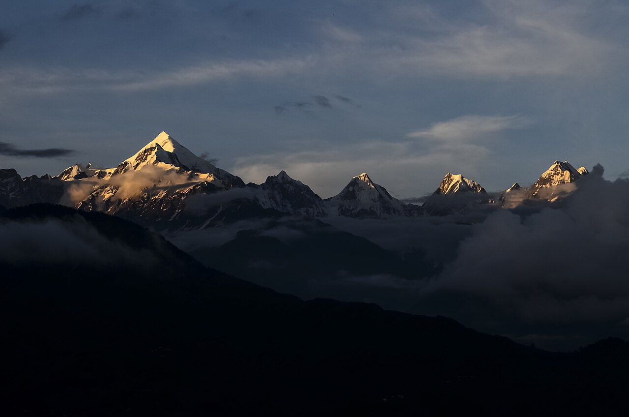 Munsyari landscape with Himalayan peaks